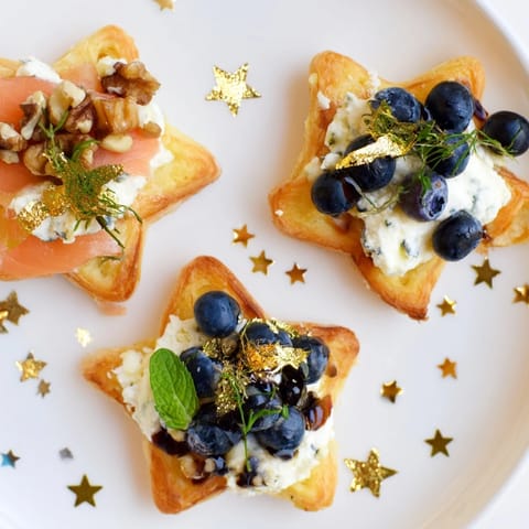 Imagine bite-sized Starry Night New Years Appetizers, a delightful spread featuring blueberry crostini and smoked salmon.